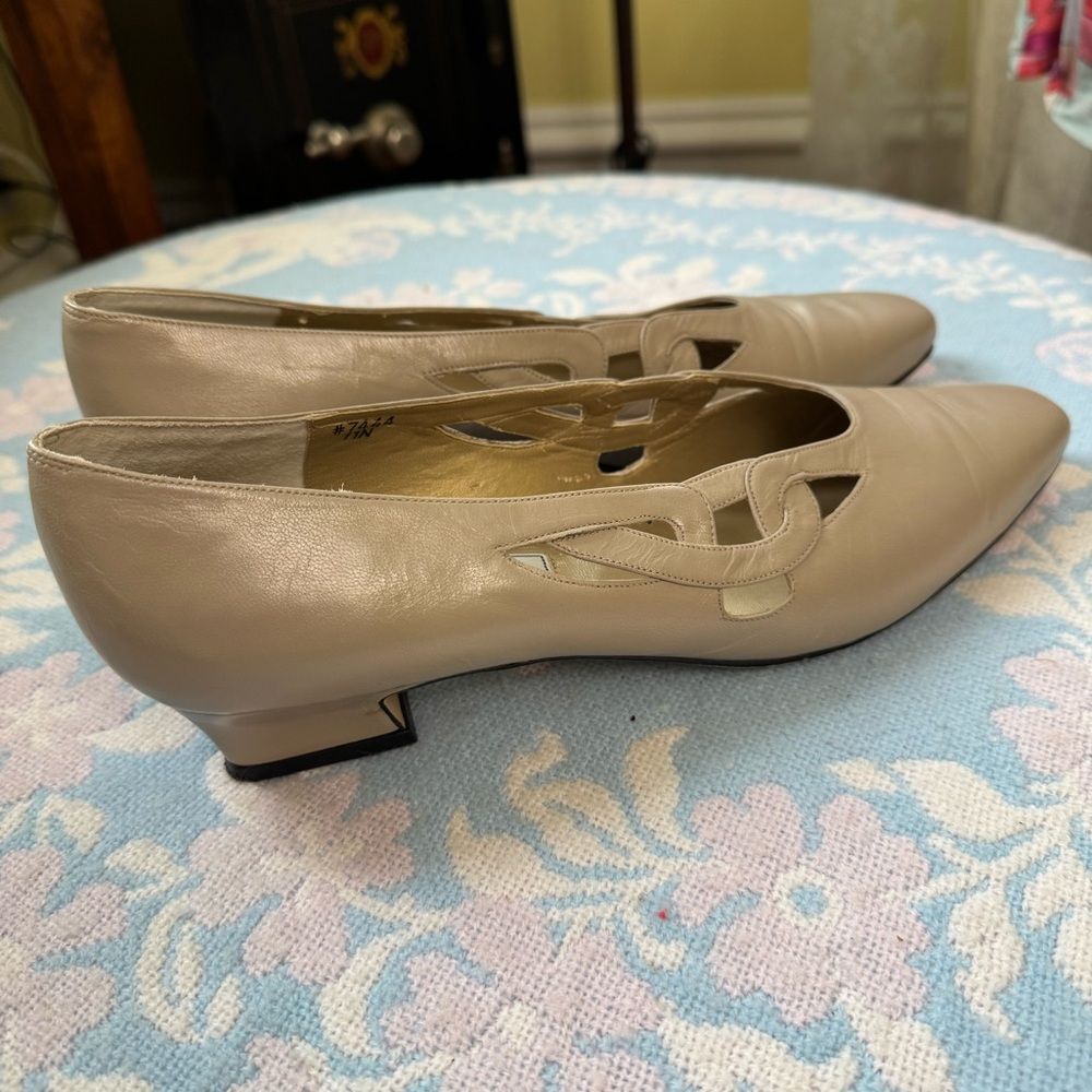 *Ros Hommerson* Sz 11N Italian Leather Beige Cutout Leather Granny Kitten Heels